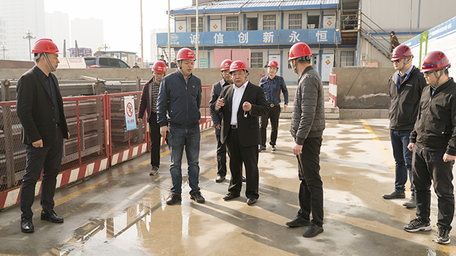 1：图为戴董事长一行查抄前锋国际广场三期酒店写字楼项目施工现场。.jpg